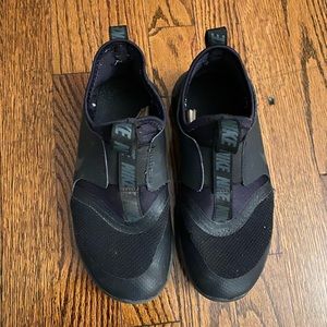 BOYS NIKE RUNNERS SIZE 1